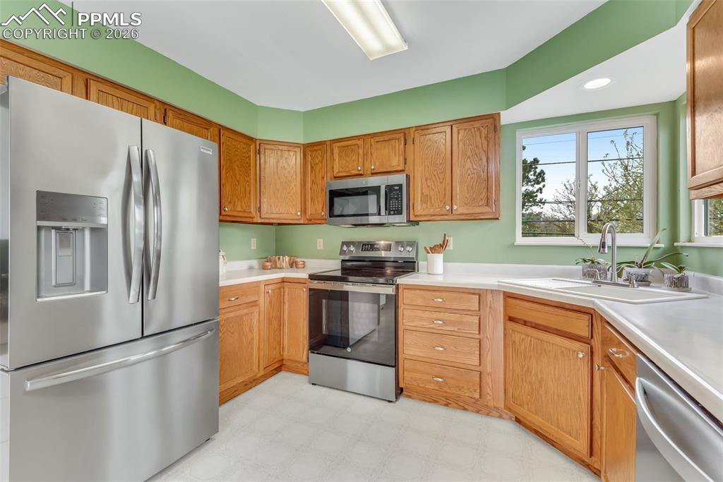 Image 18 of 34: Kitchen