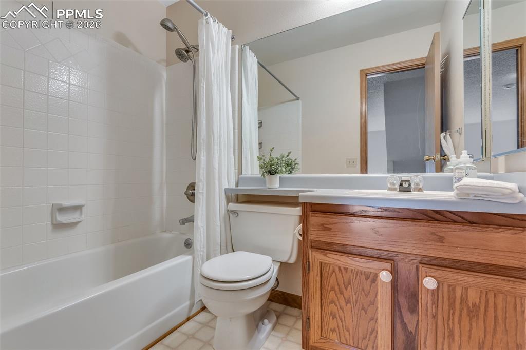 Image 27 of 34: Full bath next to the upstairs bedrooms