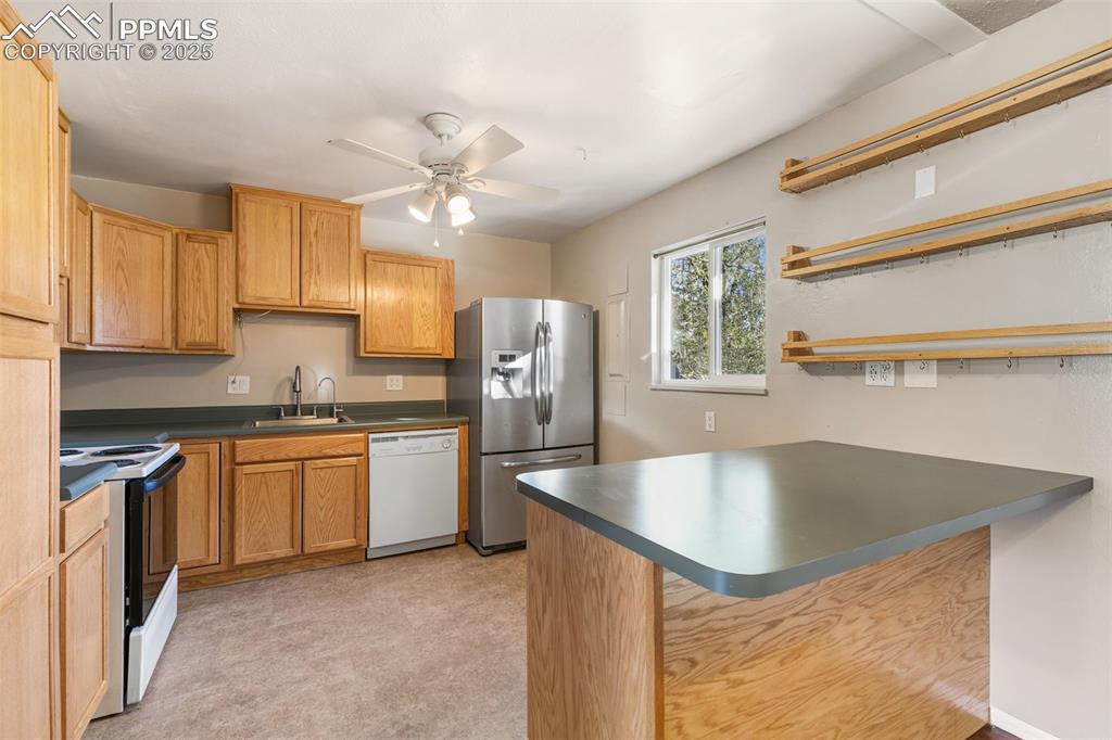 Image 10 of 25: Kitchen includes laminate counterops