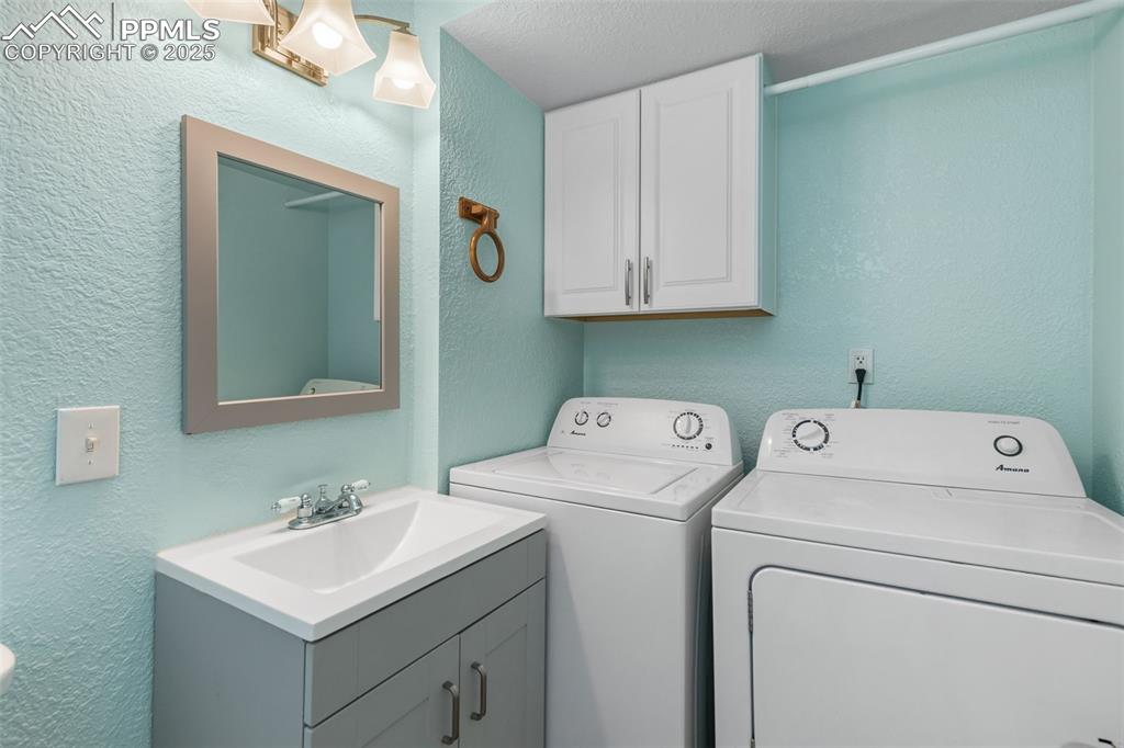 Image 20 of 25: Washer & Dryer Included located in the lower level bath