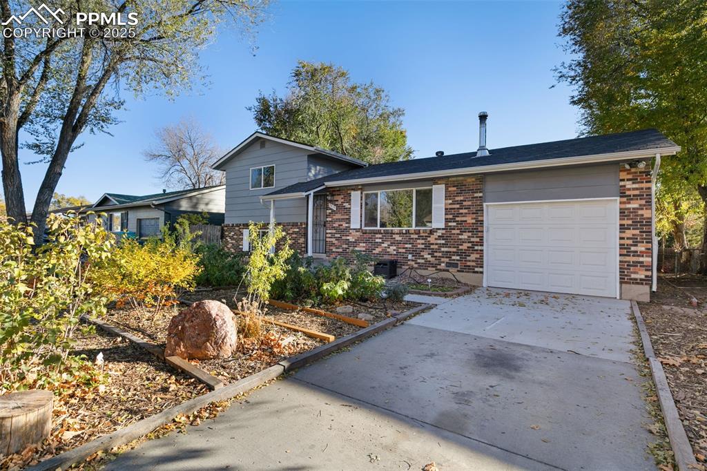 Image 6 of 25: 1 car attached garage