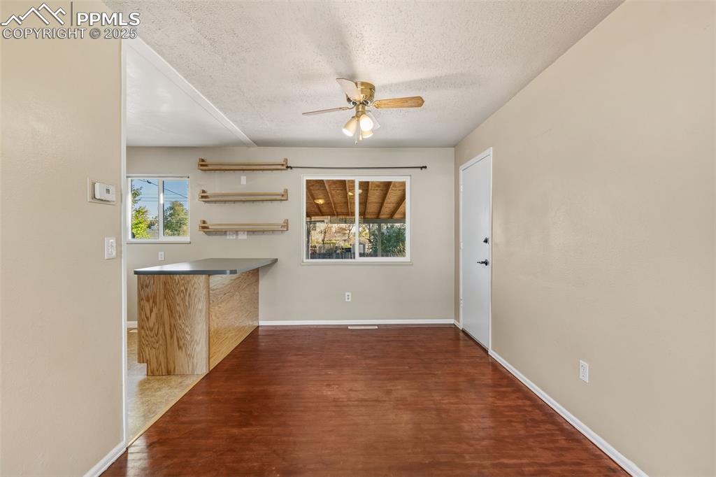 Image 9 of 25: Dining space