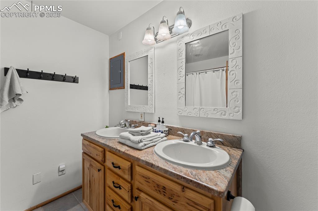 Image 13 of 23: Bathroom