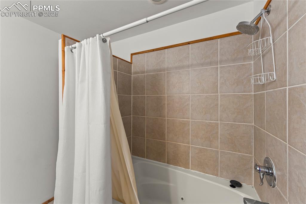 Image 14 of 23: Bathroom