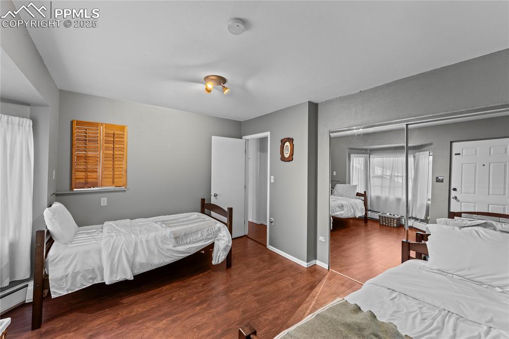 Image 17 of 23: Bedroom