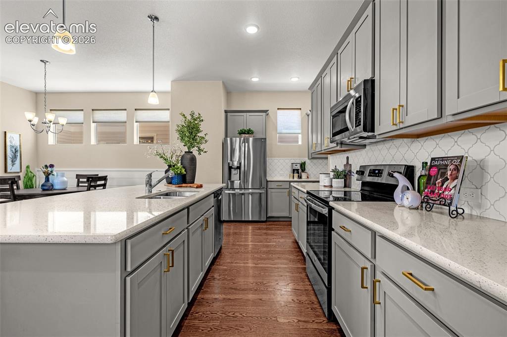 Image 10 of 50: Kitchen