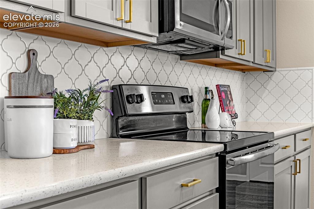 Image 8 of 50: Kitchen