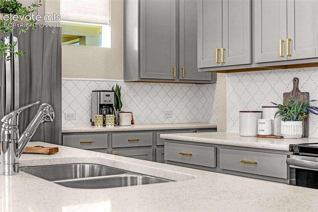 Image 9 of 50: Kitchen