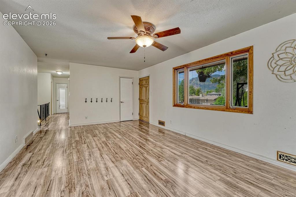 Image 8 of 50: Living Room