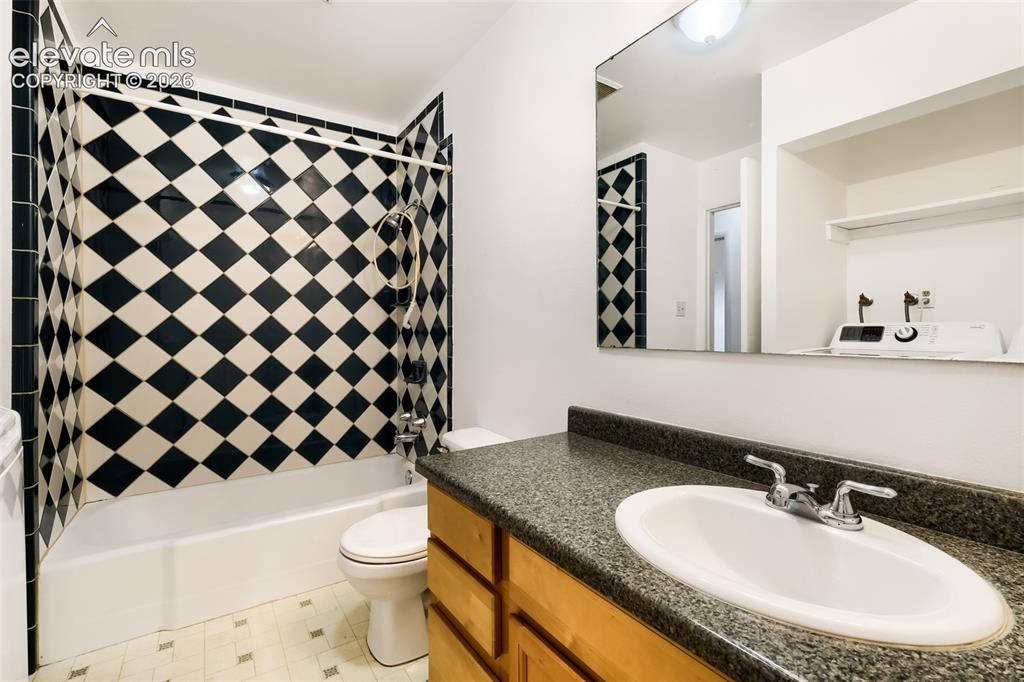 Image 10 of 13: Bathroom