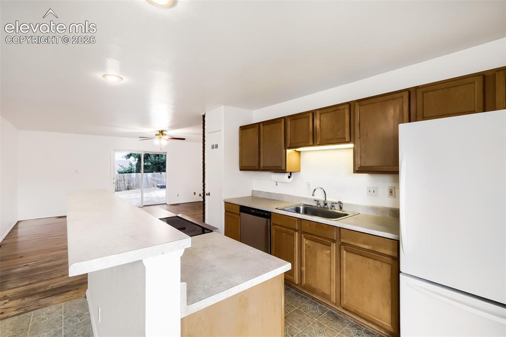 Image 4 of 13: Kitchen