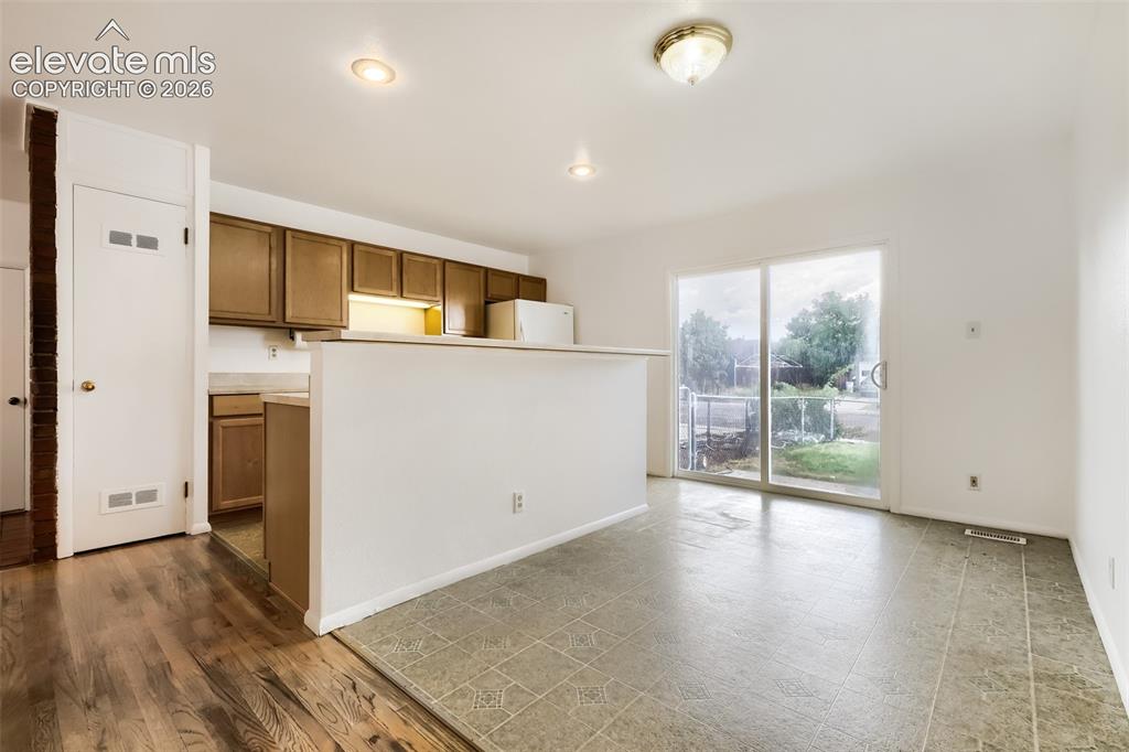 Image 5 of 13: Dining Area
