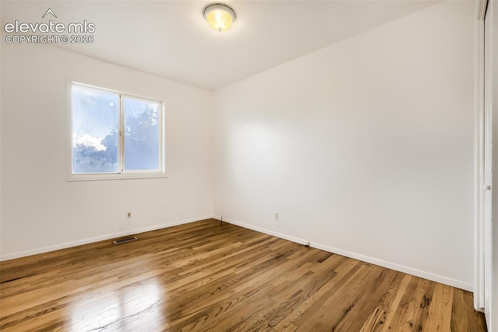 Image 9 of 13: Bedroom