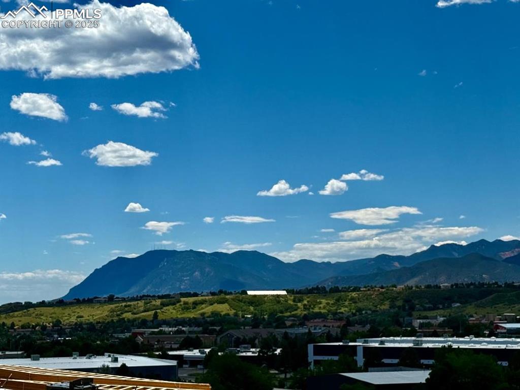 Image 17 of 21: View of mountain 