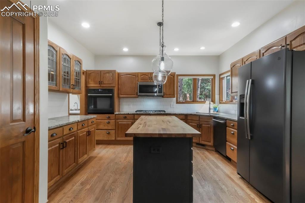 Image 10 of 50: Kitchen