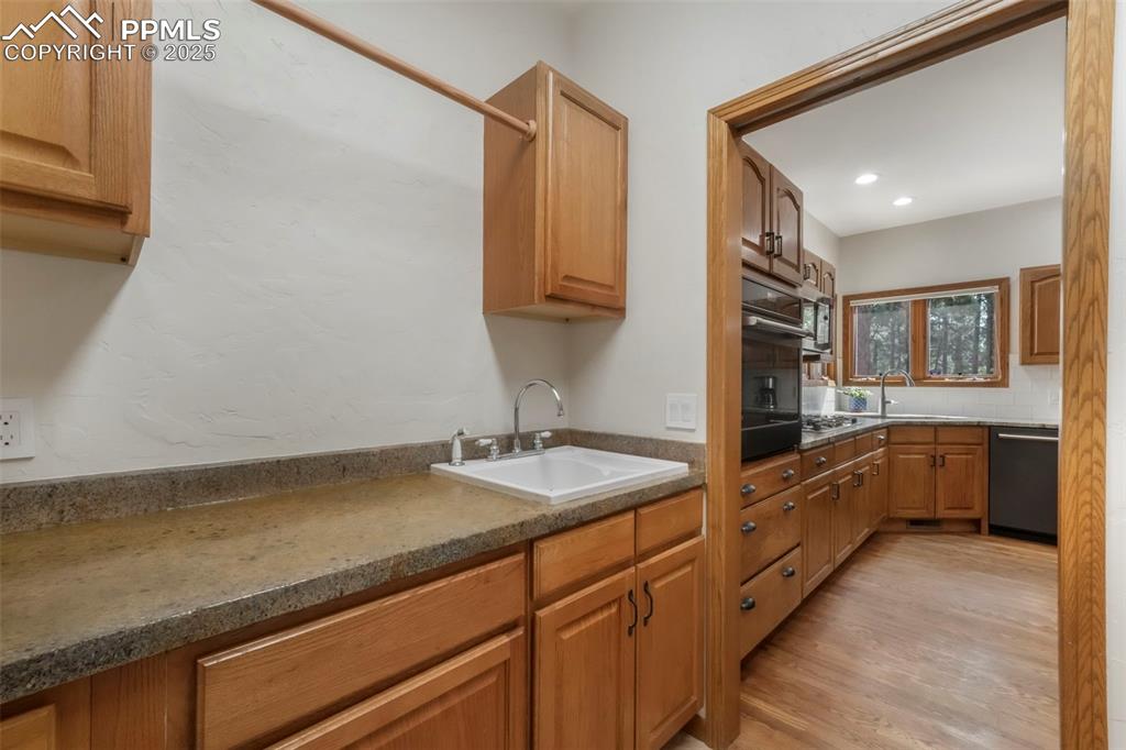 Image 11 of 50: Kitchen