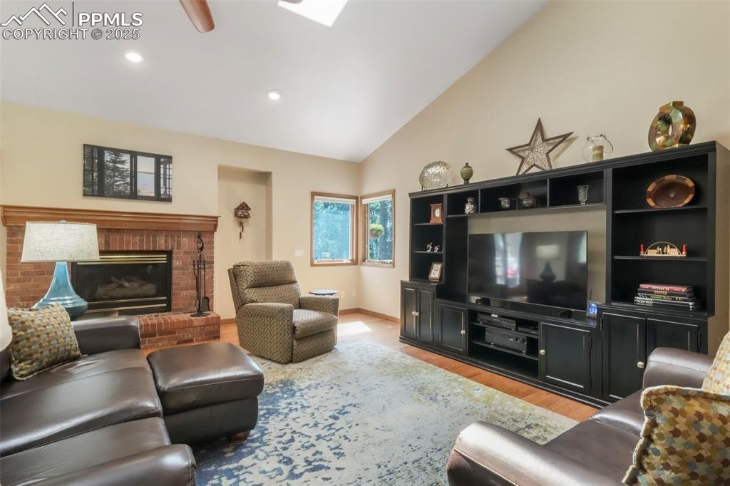 Image 18 of 50: Living Room