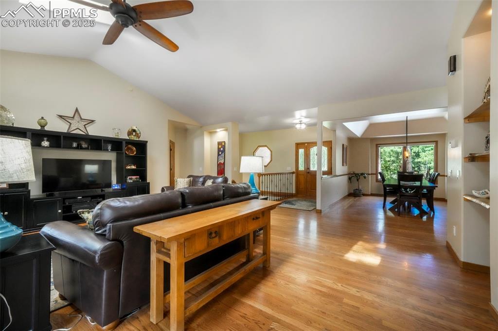 Image 19 of 50: Living Room