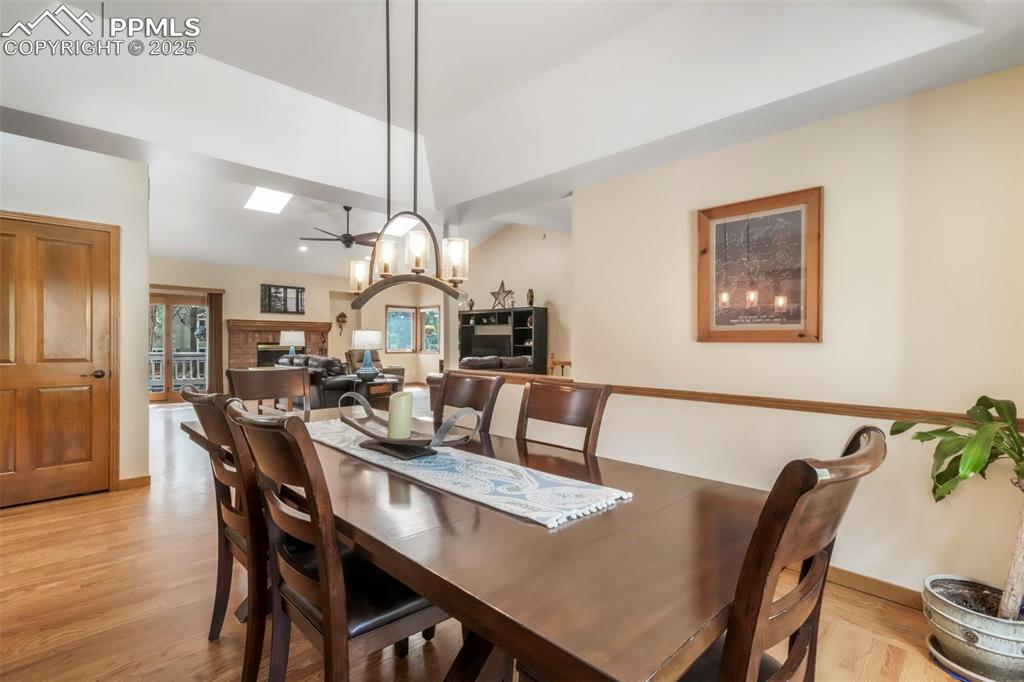 Image 4 of 50: Dining Area