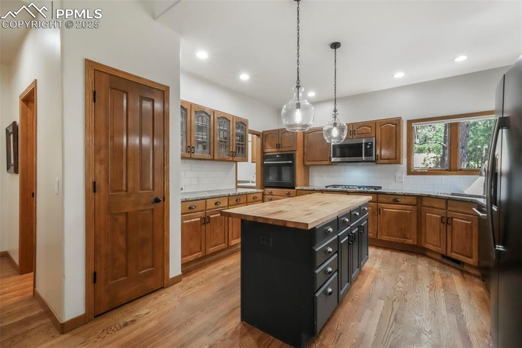 Image 8 of 50: Kitchen