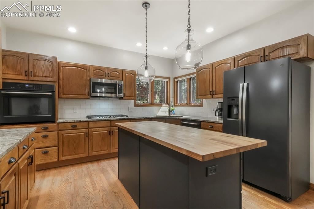 Image 9 of 50: Kitchen