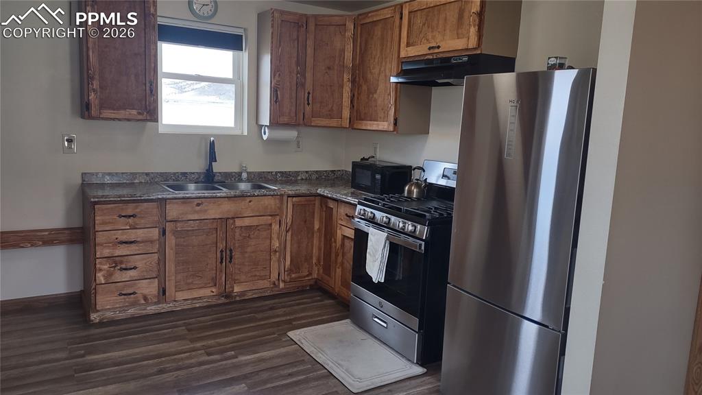 Image 13 of 37: Kitchen