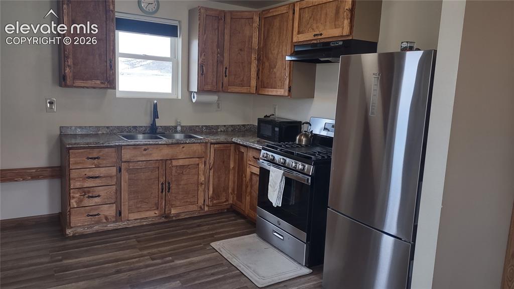 Image 20 of 41: Kitchen