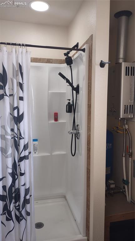 Image 21 of 37: Bathroom