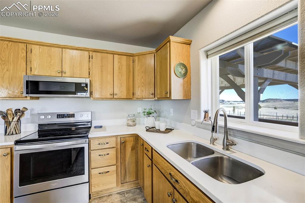 Image 10 of 50: Kitchen