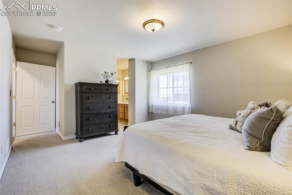 Image 13 of 50: Kitchen