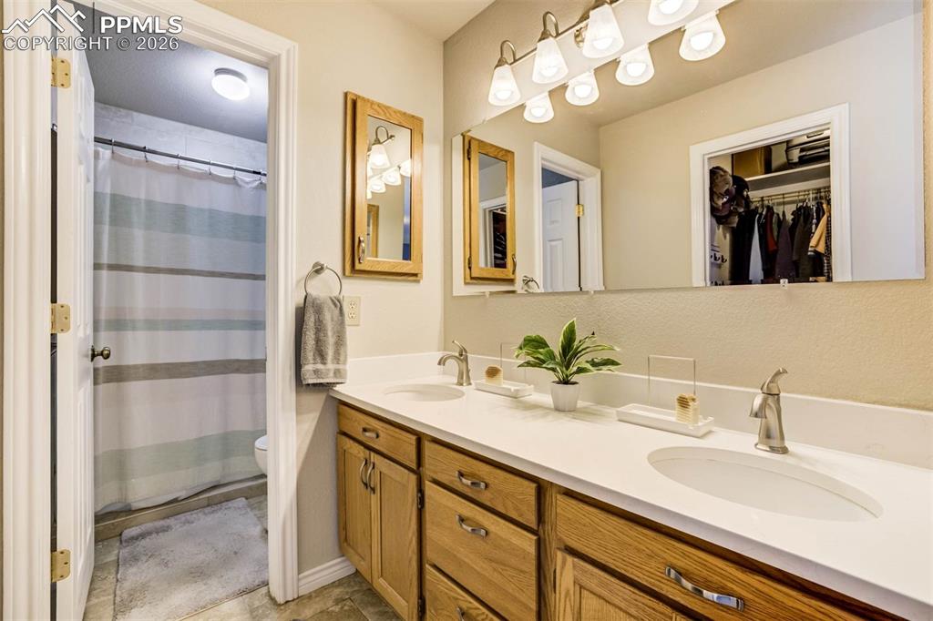 Image 14 of 50: Bedroom