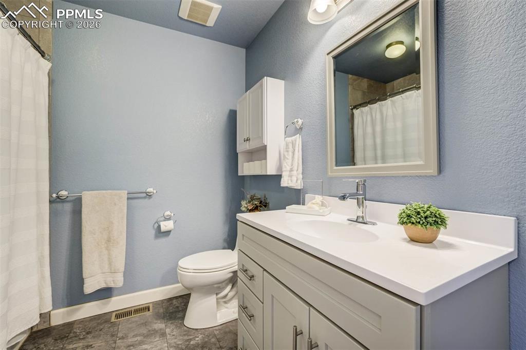 Image 17 of 50: Bedroom