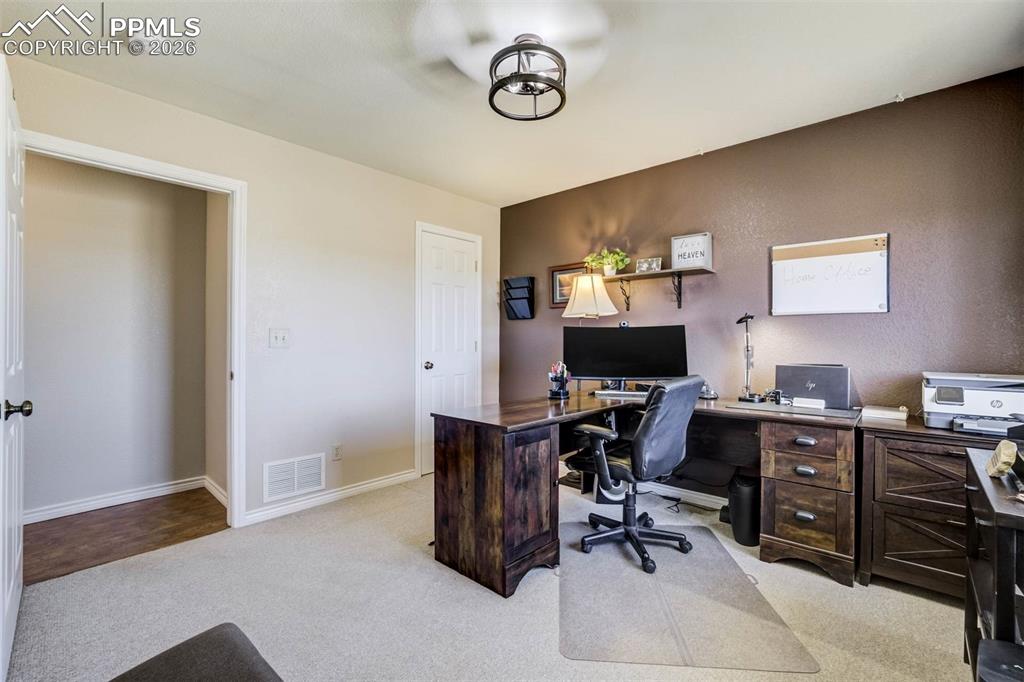 Image 19 of 50: Bathroom