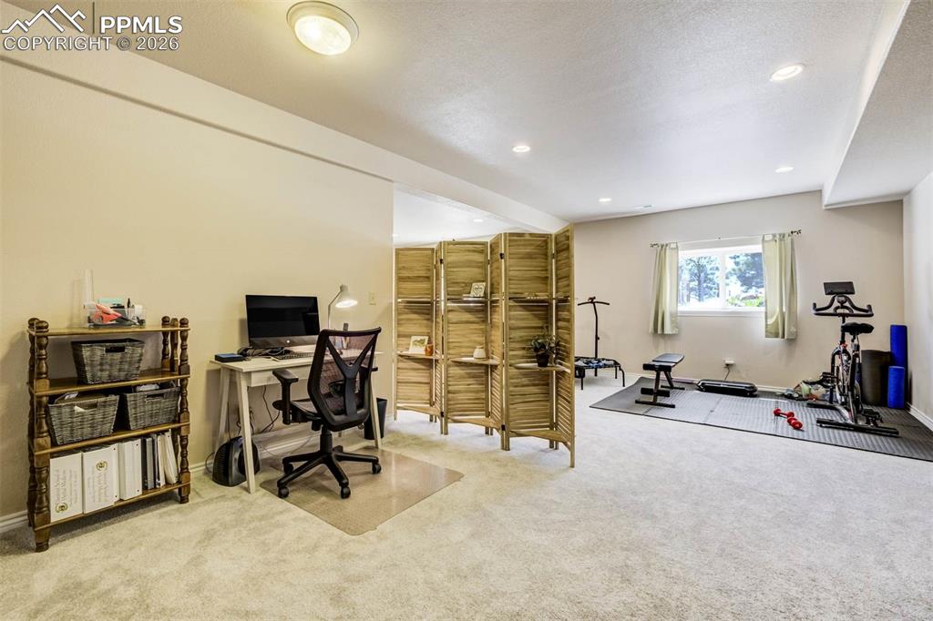 Image 20 of 50: Office