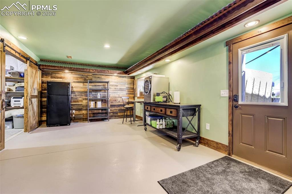 Image 25 of 50: Living Room