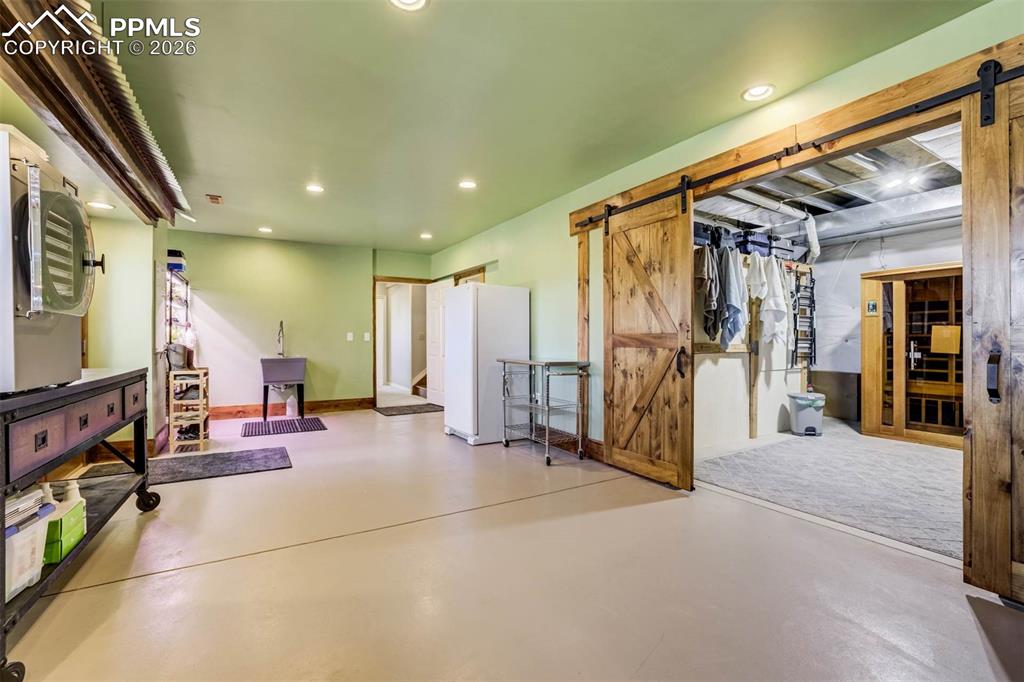 Image 26 of 50: Bathroom