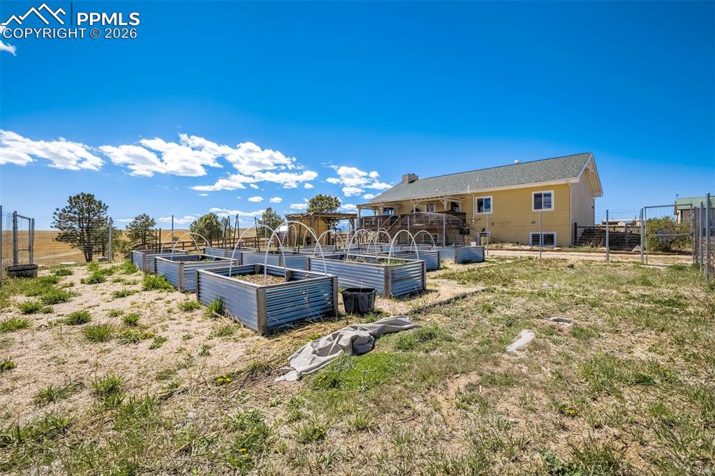 Image 32 of 50: Deck