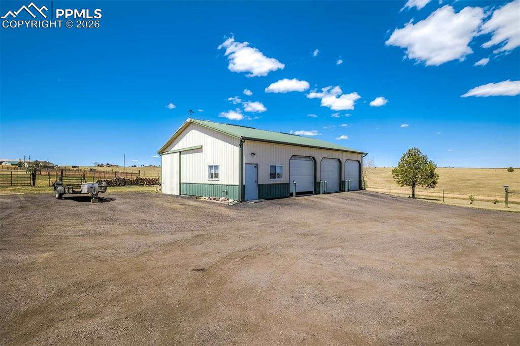 Image 33 of 50: Yard