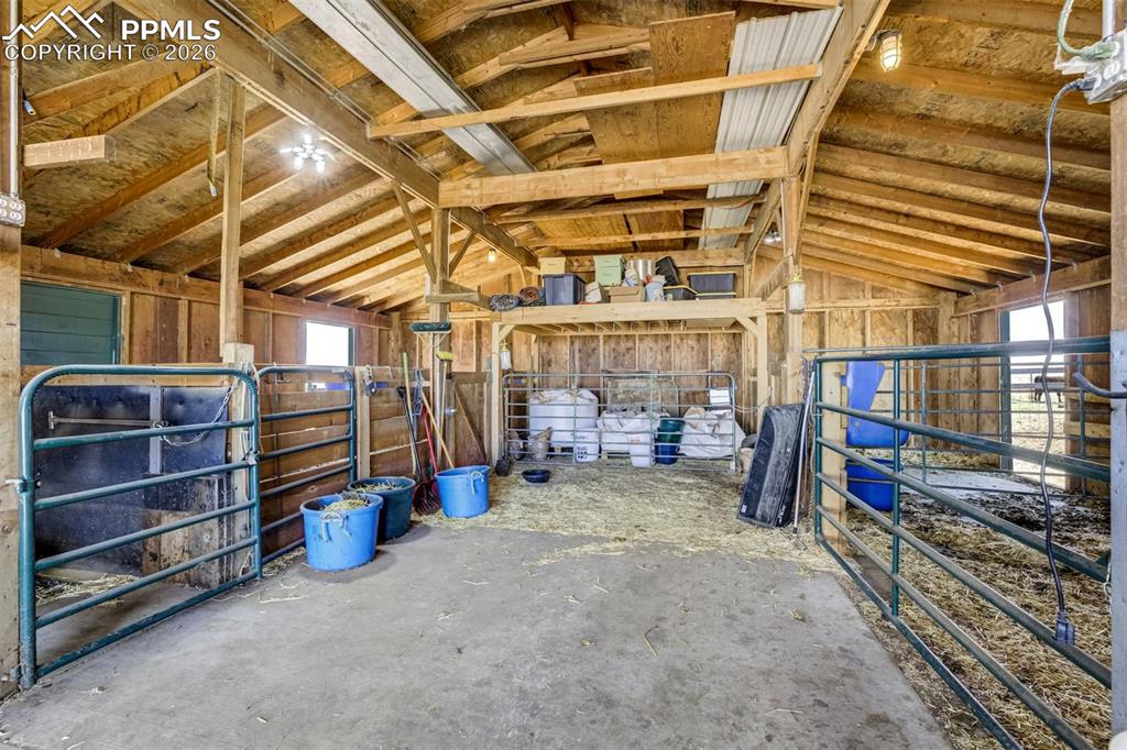 Image 37 of 50: Garage