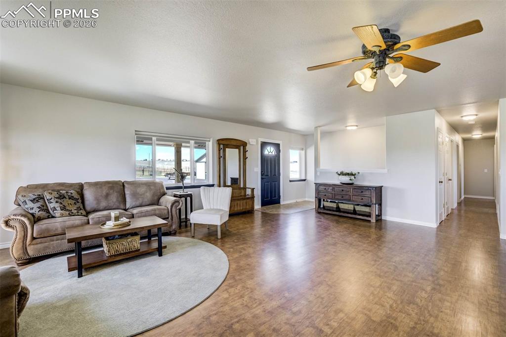 Image 5 of 50: Living Room