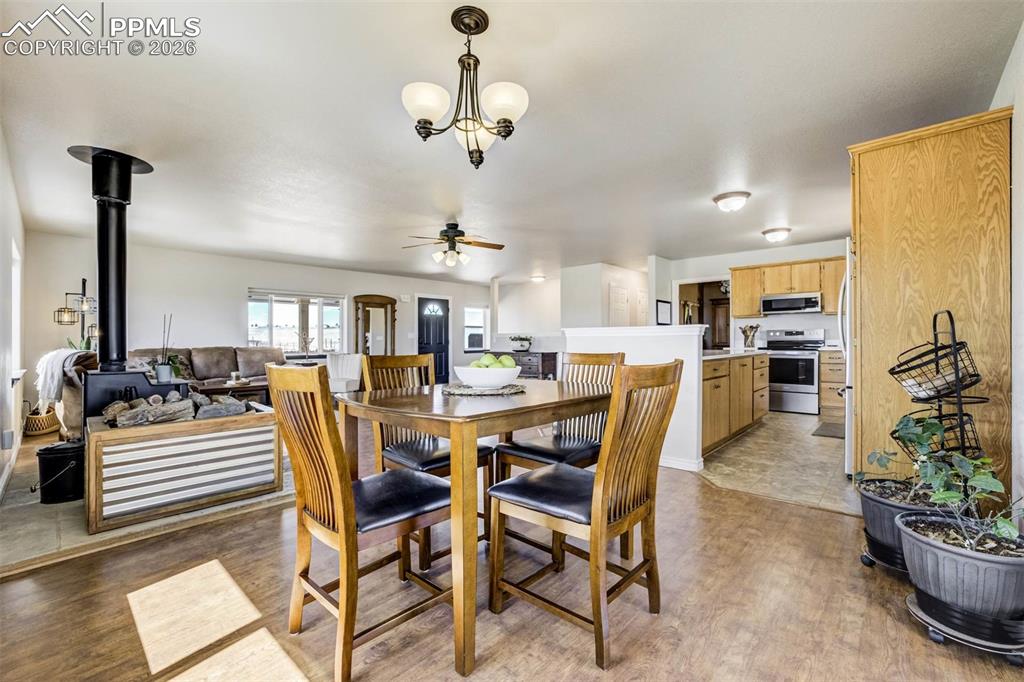 Image 7 of 50: Living Room