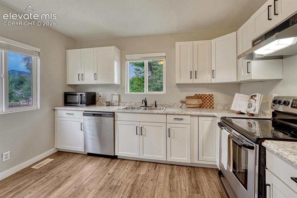 Image 10 of 48: Kitchen