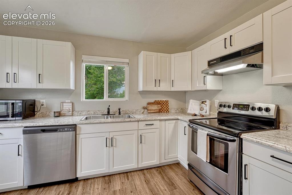Image 11 of 48: Kitchen