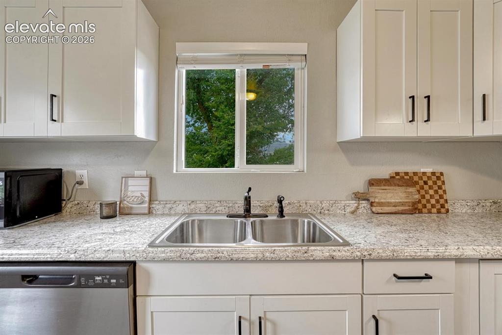 Image 13 of 48: Kitchen