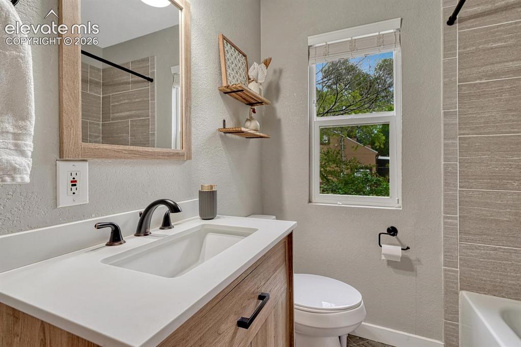 Image 20 of 48: Bathroom