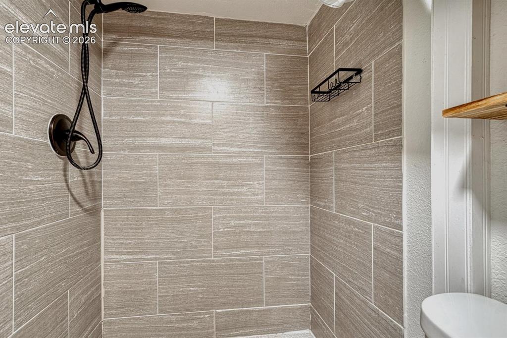 Image 41 of 48: Bathroom