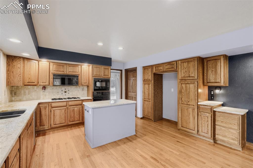 Image 15 of 48: Kitchen