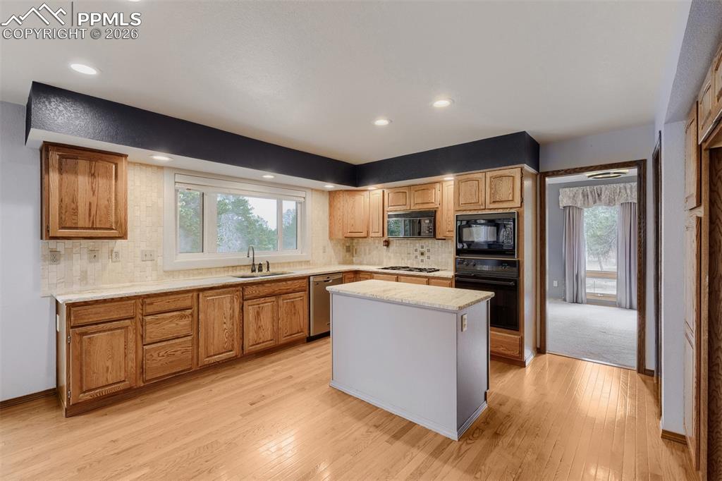 Image 16 of 48: Kitchen