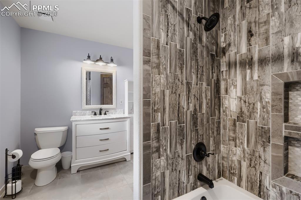 Image 41 of 48: Secondary bathroom