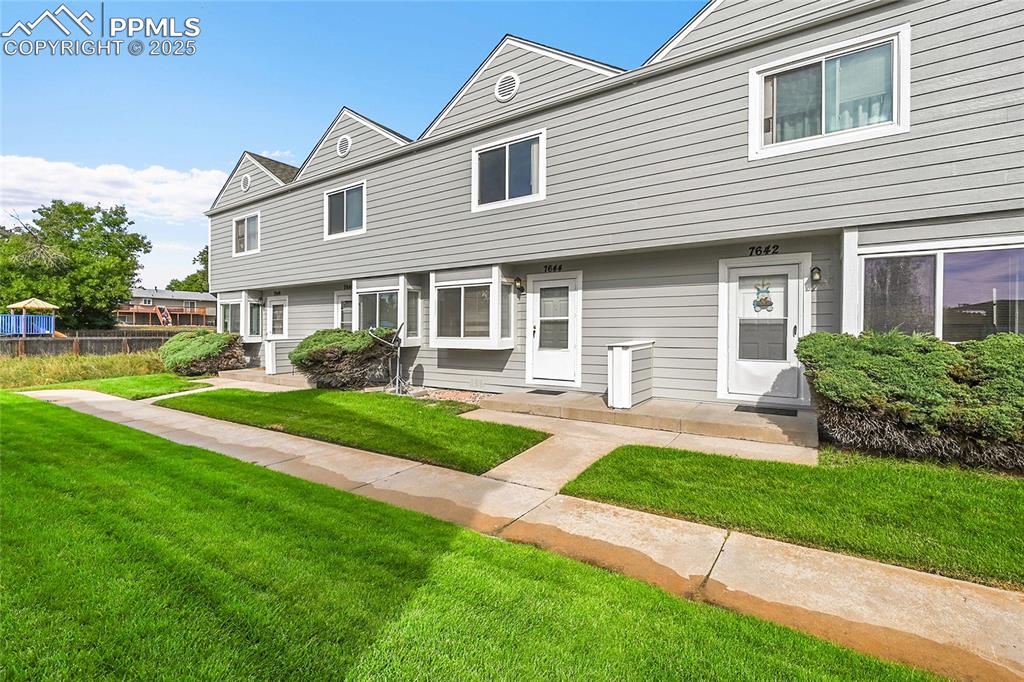 Caption: View of colonial house